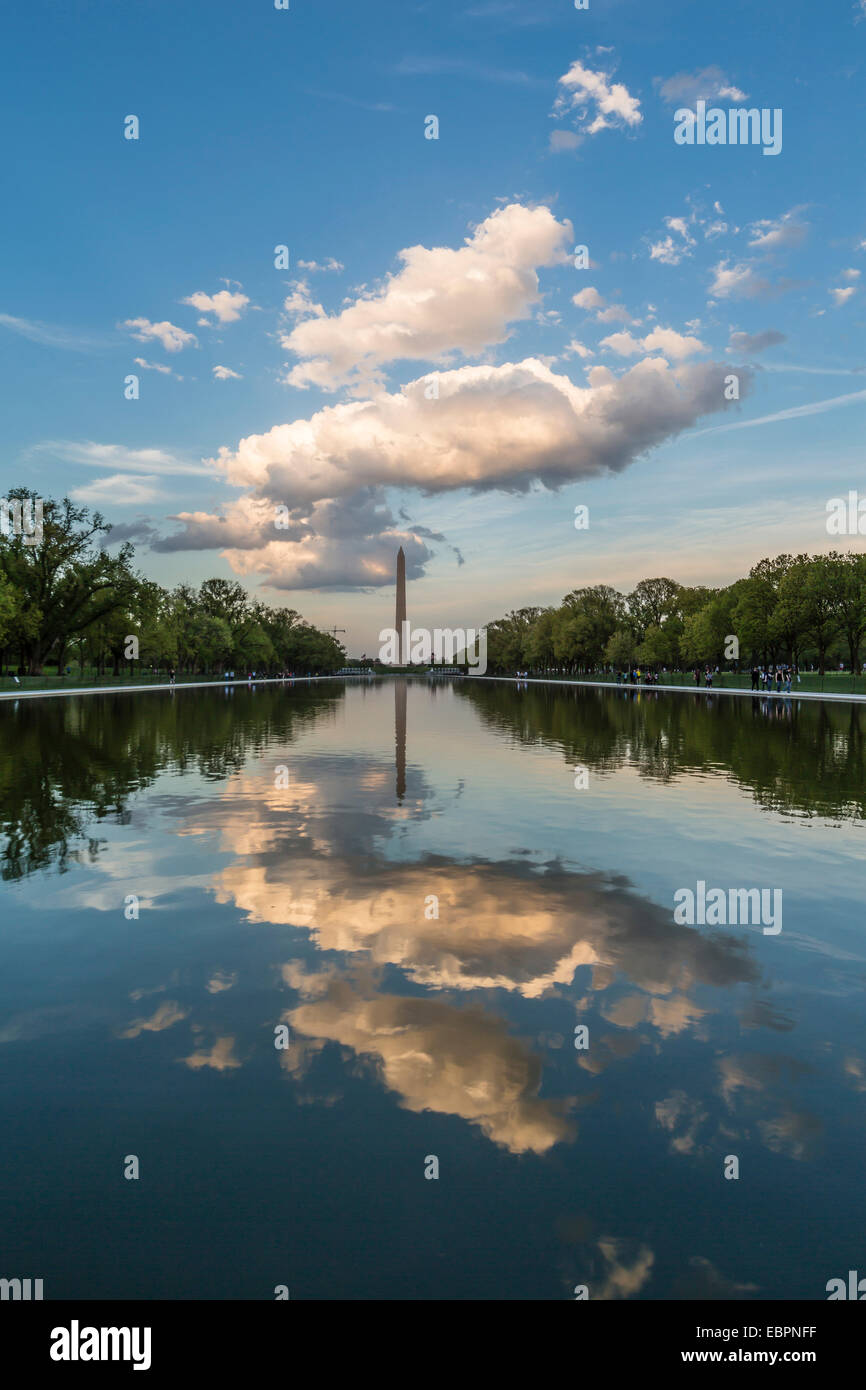 Das Washington Monument mit Reflexion, wie gesehen von der Lincoln Memorial, Washington D.C., Vereinigte Staaten von Amerika Stockfoto