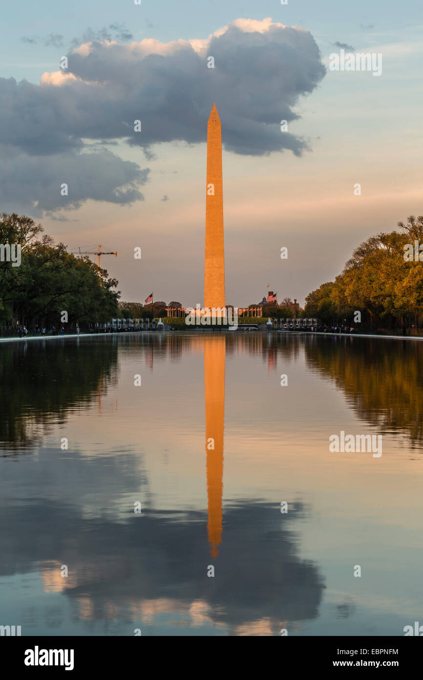 Das Washington Monument mit Reflexion, wie gesehen von der Lincoln Memorial, Washington D.C., Vereinigte Staaten von Amerika Stockfoto