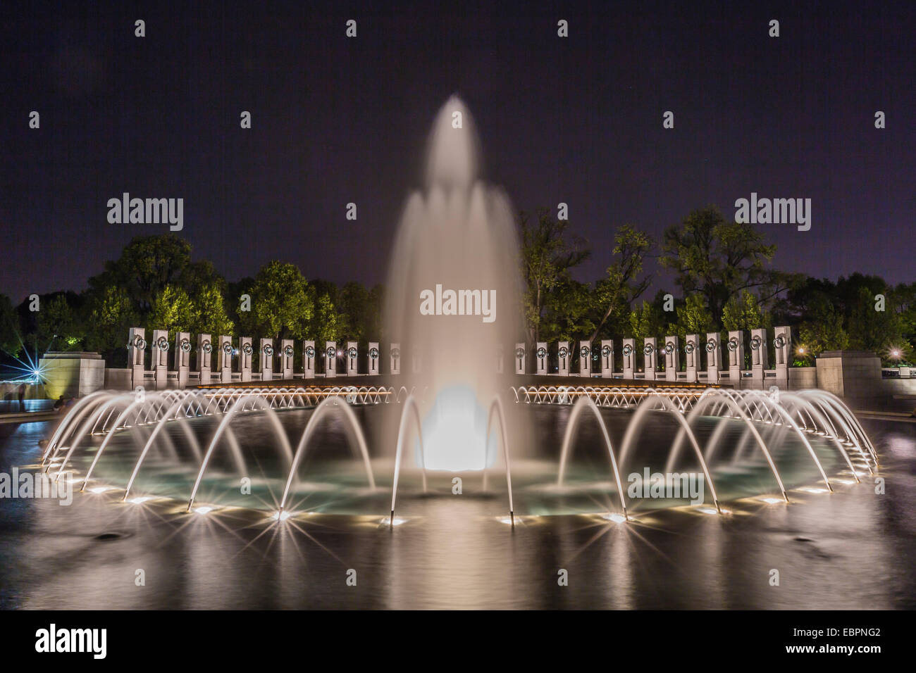 Die Brunnen und Skulptur von der World War II Memorial beleuchtet in der Nacht, Washington D.C., Vereinigte Staaten von Amerika Stockfoto