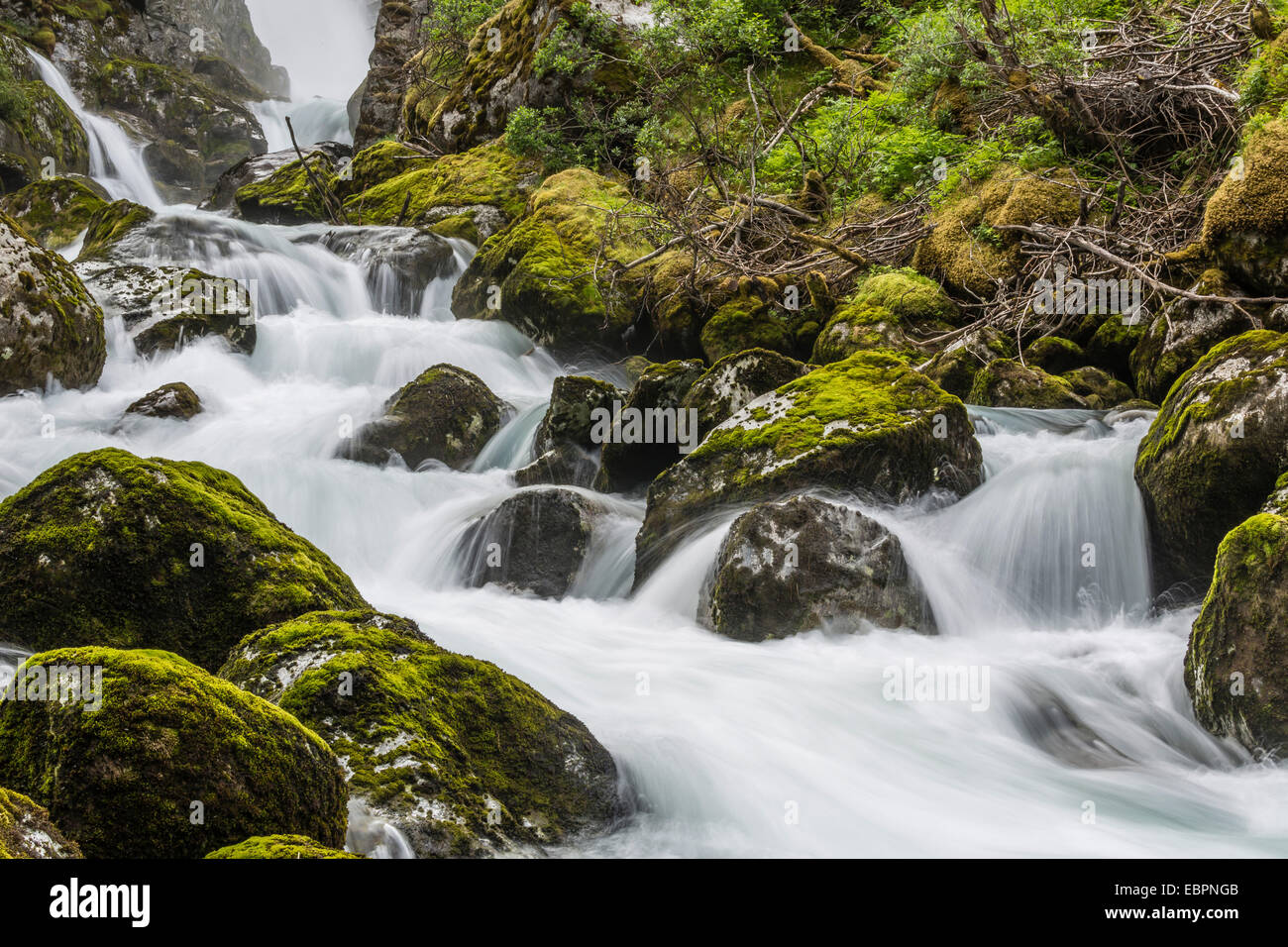 Slow-Shutter Geschwindigkeit seidige Wasser des Flusses Olden als es fließt entlang Briksdalen, Olden, Nordfjord, Norwegen, Skandinavien, Europa Stockfoto