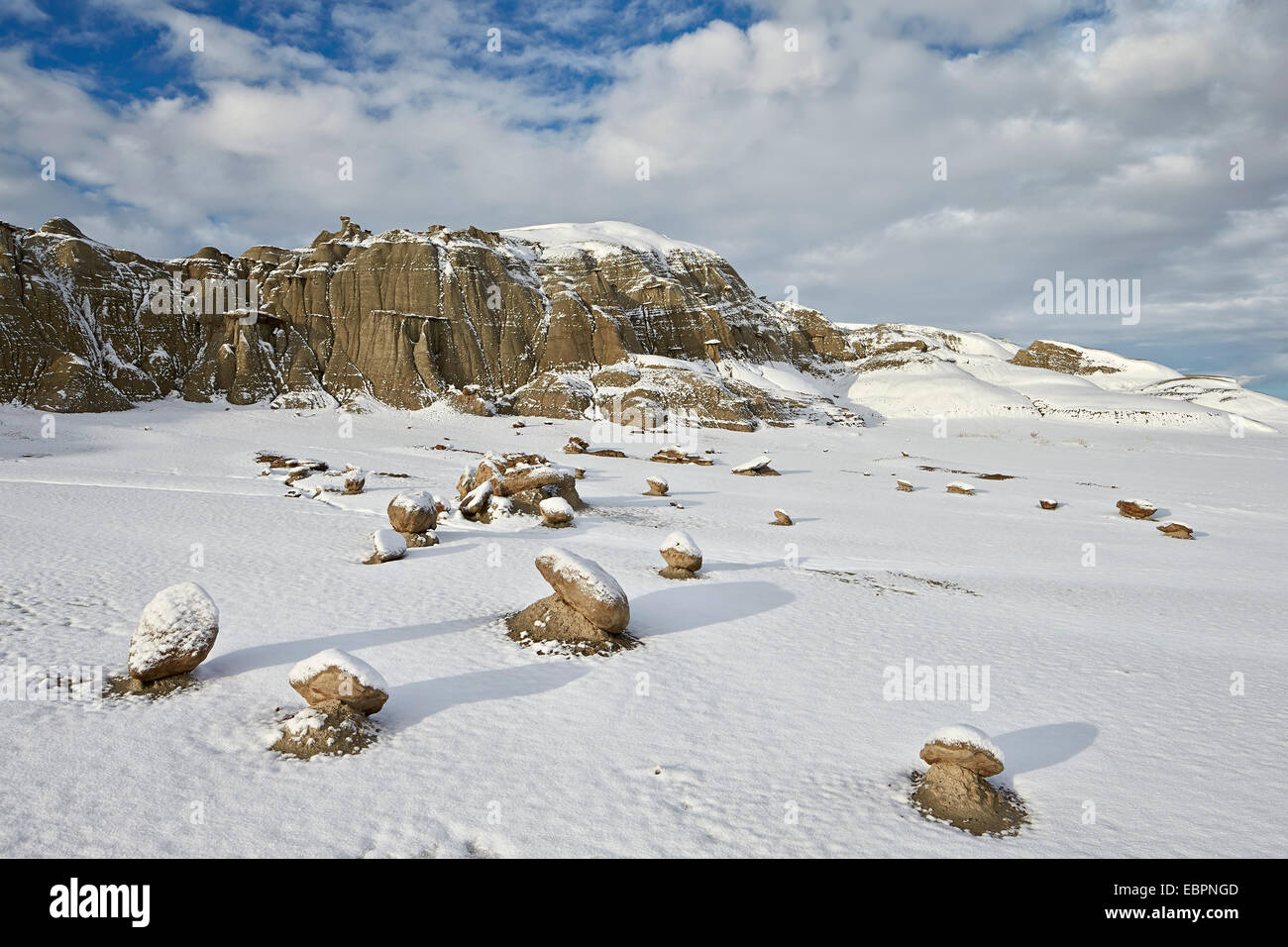 Felsbrocken mit frischem Schnee, Bisti Wilderness, New Mexico, Vereinigte Staaten von Amerika, Nordamerika Stockfoto