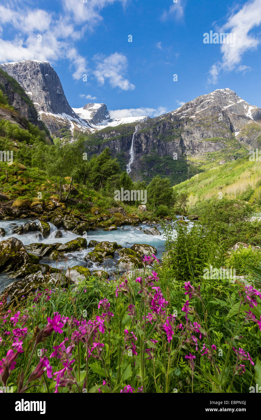 Slow-Shutter Geschwindigkeit seidige Wasser des Flusses Olden als es fließt entlang Briksdalen, Olden, Nordfjord, Norwegen, Skandinavien, Europa Stockfoto