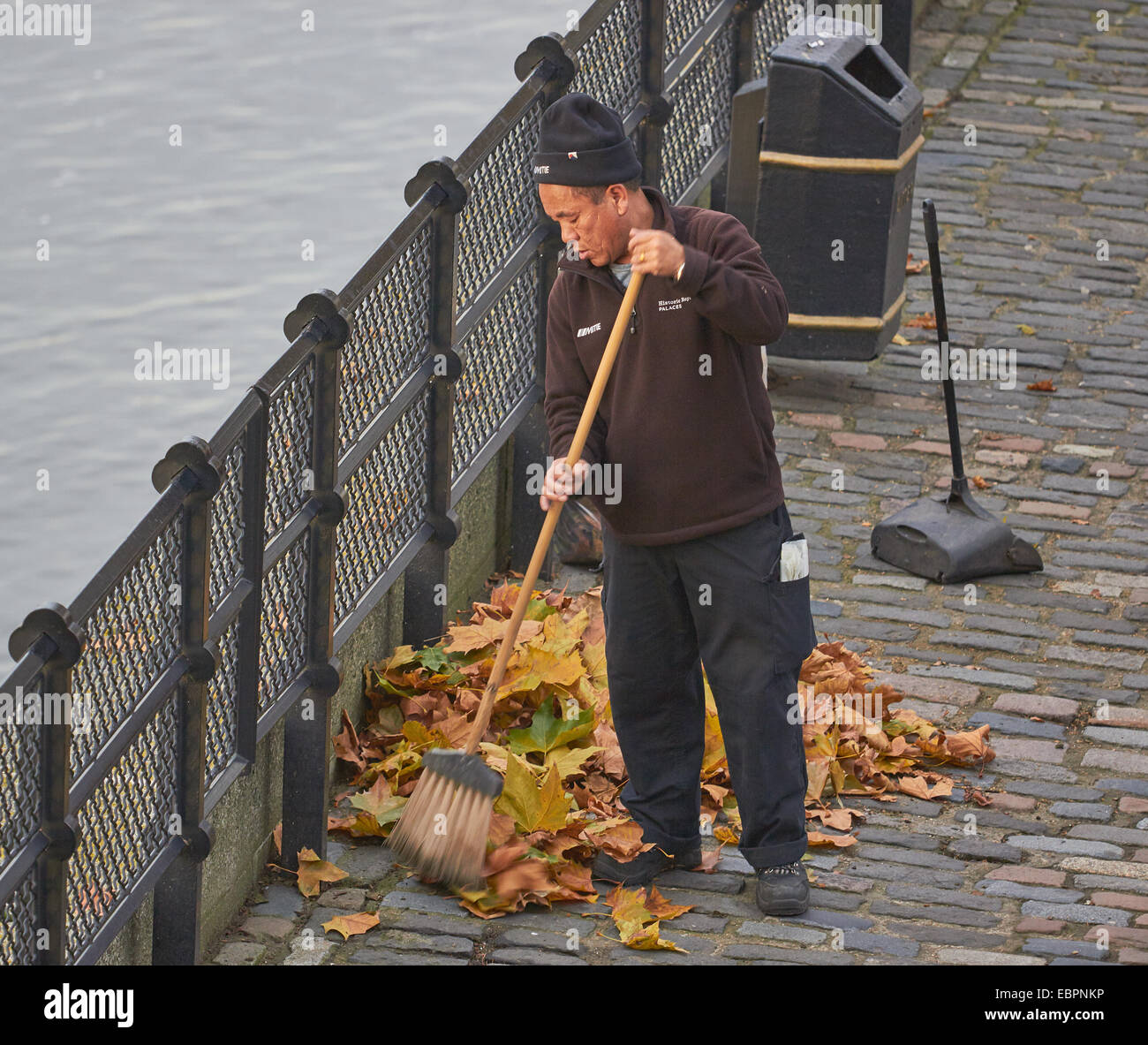 Historische königliche Paläste-Mitarbeiter pauschal Herbst Blätter am Tower von London England Europa Stockfoto