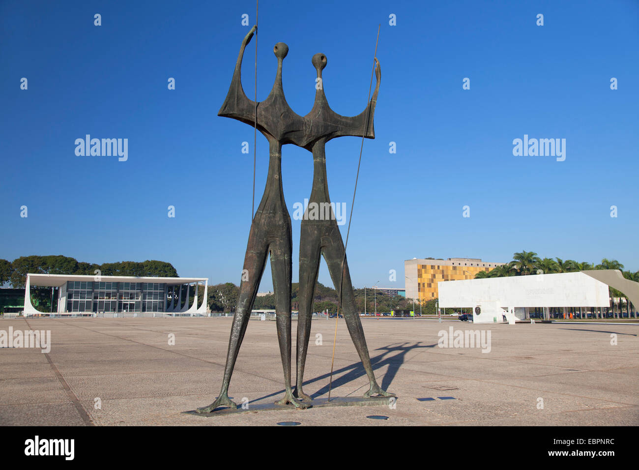 Obersten Bundesgericht, Dois Candangos Skulptur, drei Mächte Square, Brasilia, Distrito Federal, Brasilien, Südamerika Stockfoto