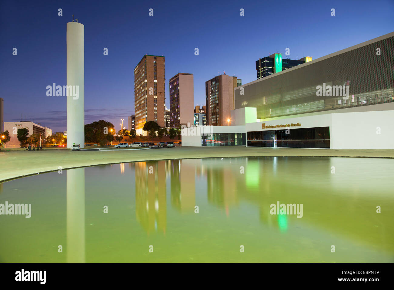 Nationalbibliothek, Wolkenkratzer, Dämmerung, UNESCO-Weltkulturerbe, Brasilia, Distrito Federal, Brasilien, Südamerika Stockfoto