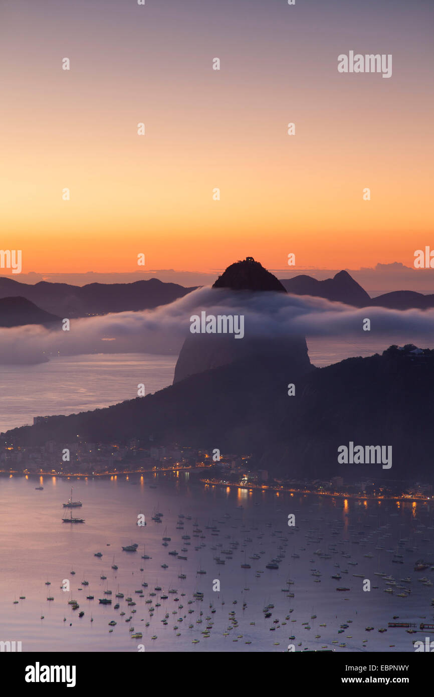 Zuckerhut (Pao de Acucar) bei Dämmerung, Rio De Janeiro, Brasilien, Südamerika Stockfoto