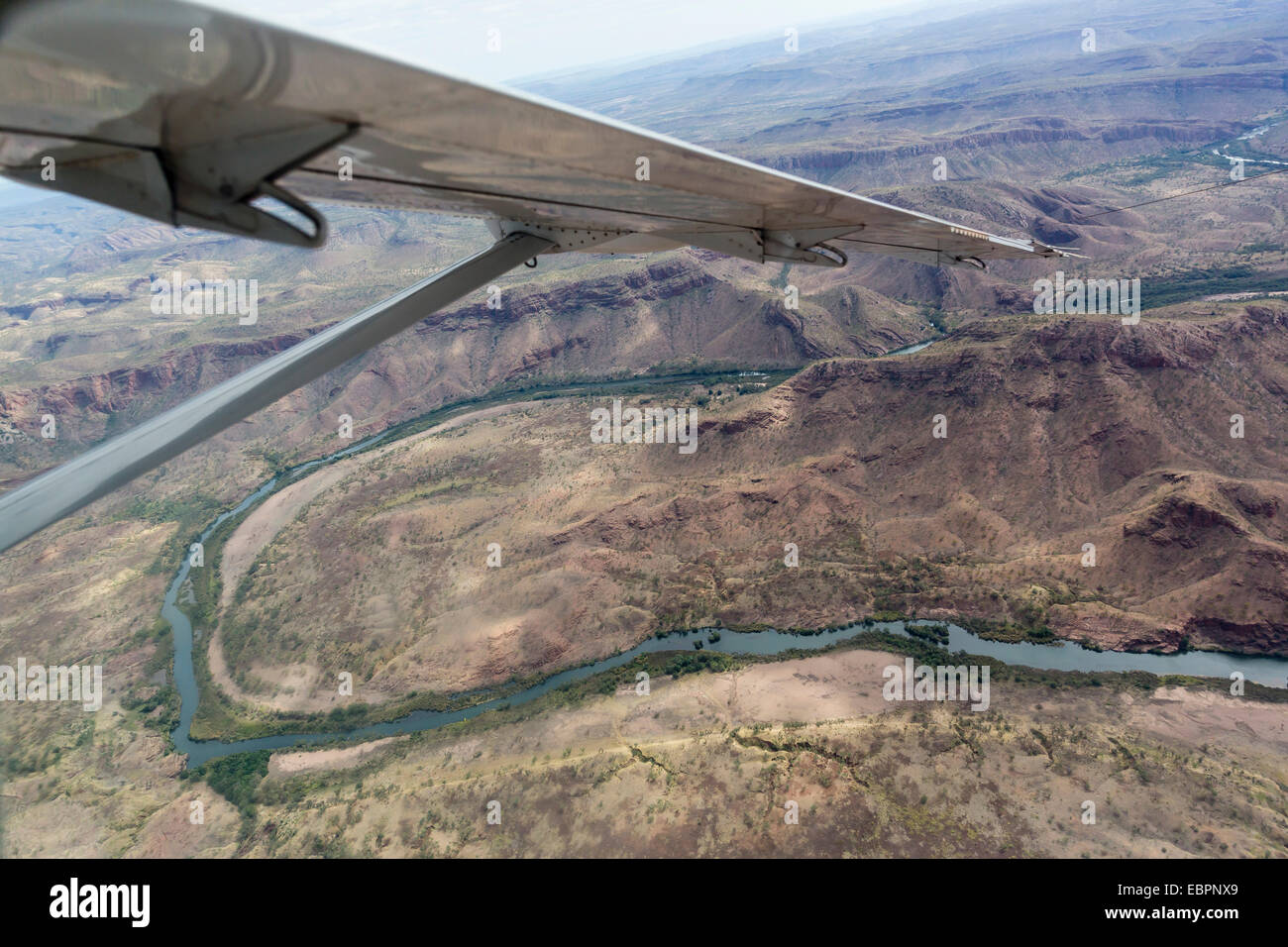 Luftaufnahme des vom Menschen verursachten Ord River zwischen Lake Kununurra und einem Flusswehr Baujahr 1972, Kimberley, Australien Stockfoto