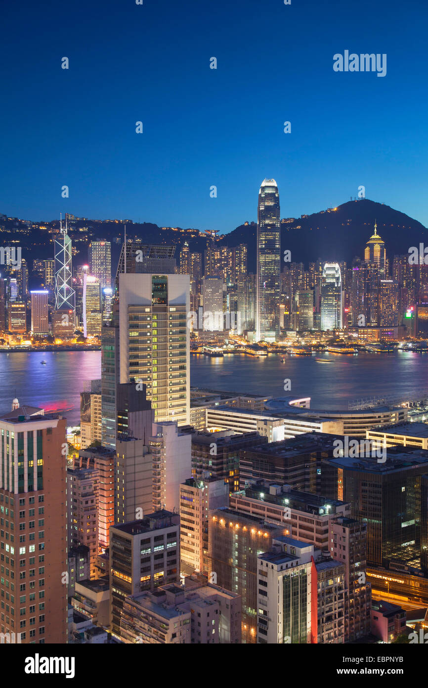 Blick auf Hong Kong Island und Tsim Sha Tsui Skylines bei Dämmerung, Hong Kong, China, Asien Stockfoto