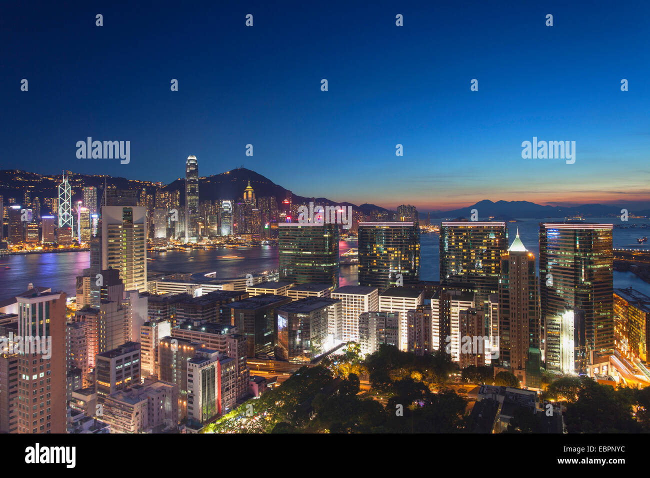 Blick auf Hong Kong Island und Tsim Sha Tsui Skylines bei Dämmerung, Hong Kong, China, Asien Stockfoto