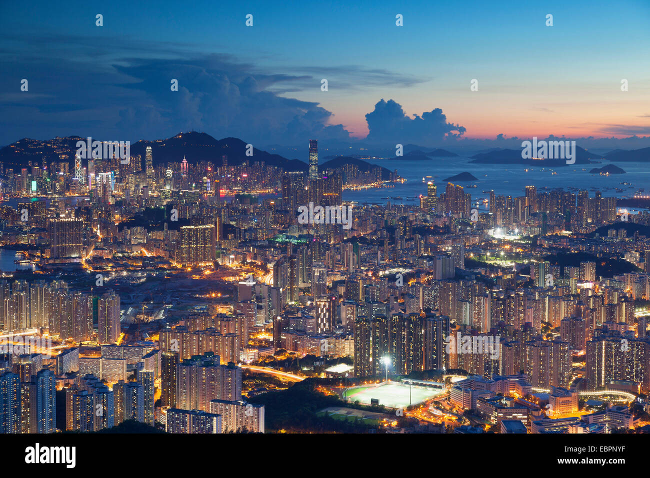 Blick auf Kowloon und Hong Kong Island bei Sonnenuntergang, Hong Kong, China, Asien Stockfoto