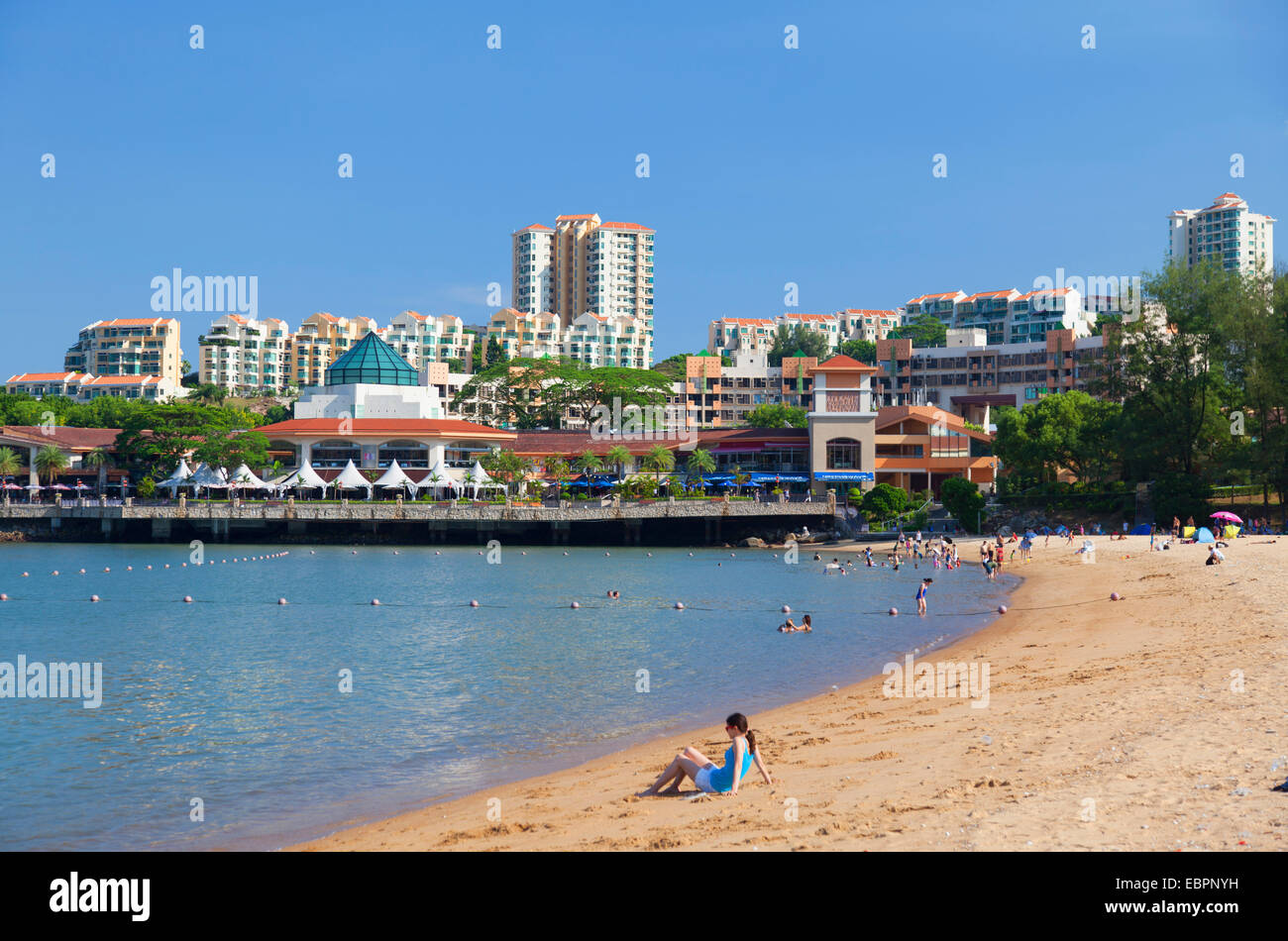 Menschen am Strand, Discovery Bay, Lantau, Hong Kong, China, Asien Stockfoto