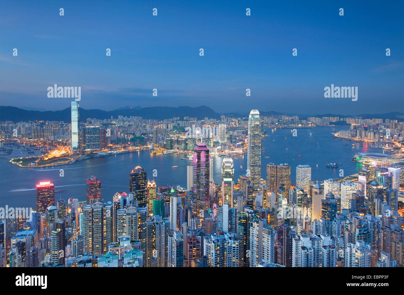 Blick auf Kowloon und Hong Kong Island vom Victoria Peak bei Dämmerung, Hong Kong, China, Asien Stockfoto