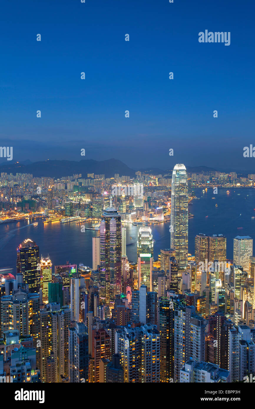 Blick auf Kowloon und Hong Kong Island vom Victoria Peak bei Dämmerung, Hong Kong, China, Asien Stockfoto