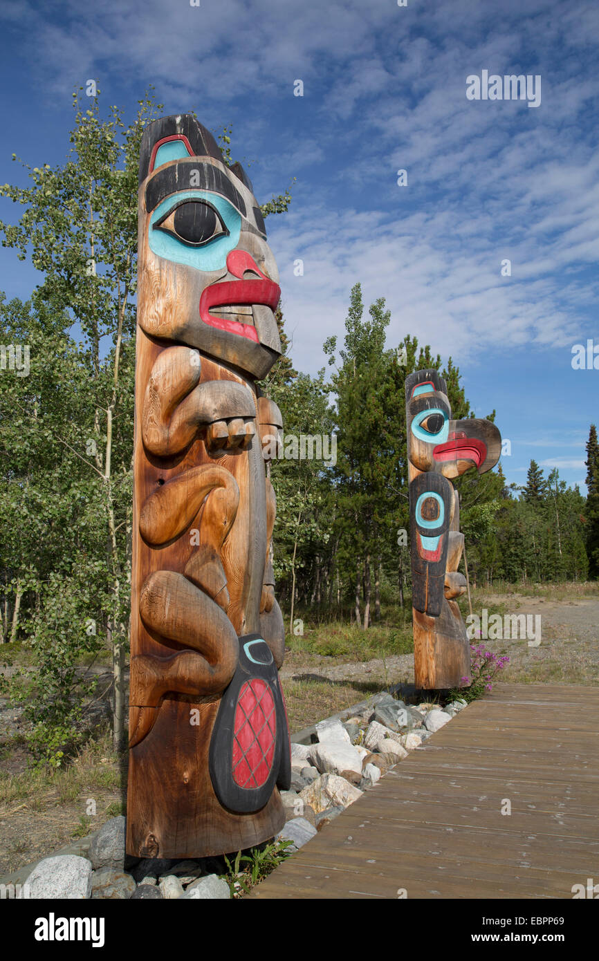 Totempfähle mit Biber Bild im Vordergrund, Teslin Tlingit Heritage Center, Teslin, Yukon, Kanada, Nordamerika Stockfoto