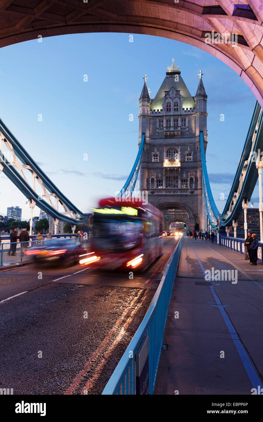 Roter Bus auf Tower Bridge, London, England, Vereinigtes Königreich, Europa Stockfoto