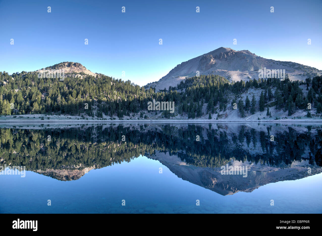 Lake Helen und Mount Lassen, 3187 m, im Hintergrund, Lassen Volcanic Nationalpark, Kalifornien, Vereinigte Staaten von Amerika Stockfoto