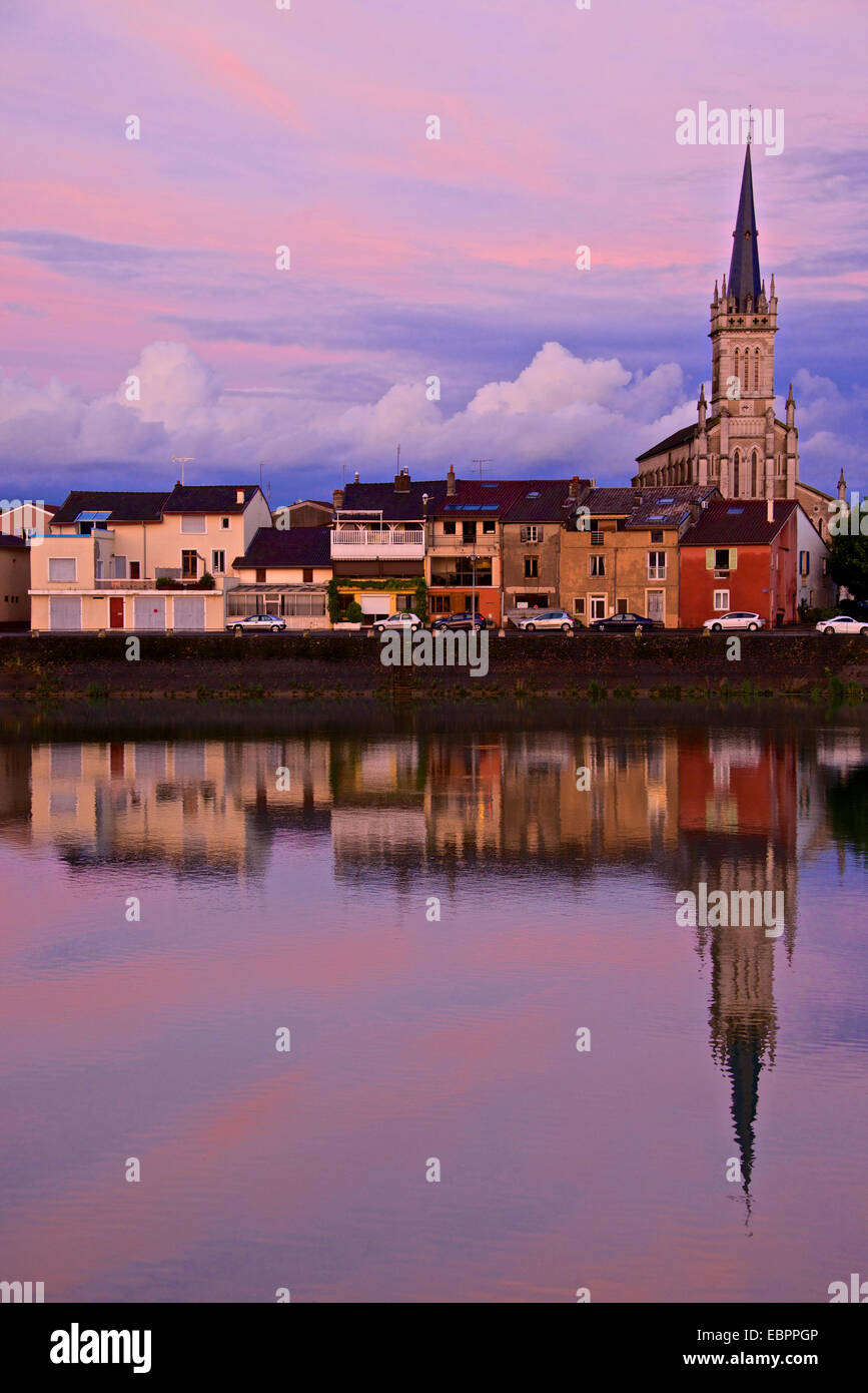Yonne Flussufer, Sonnenuntergang, Auxerre, Yonne, Bourgogne (Burgund), Frankreich, Europa Stockfoto