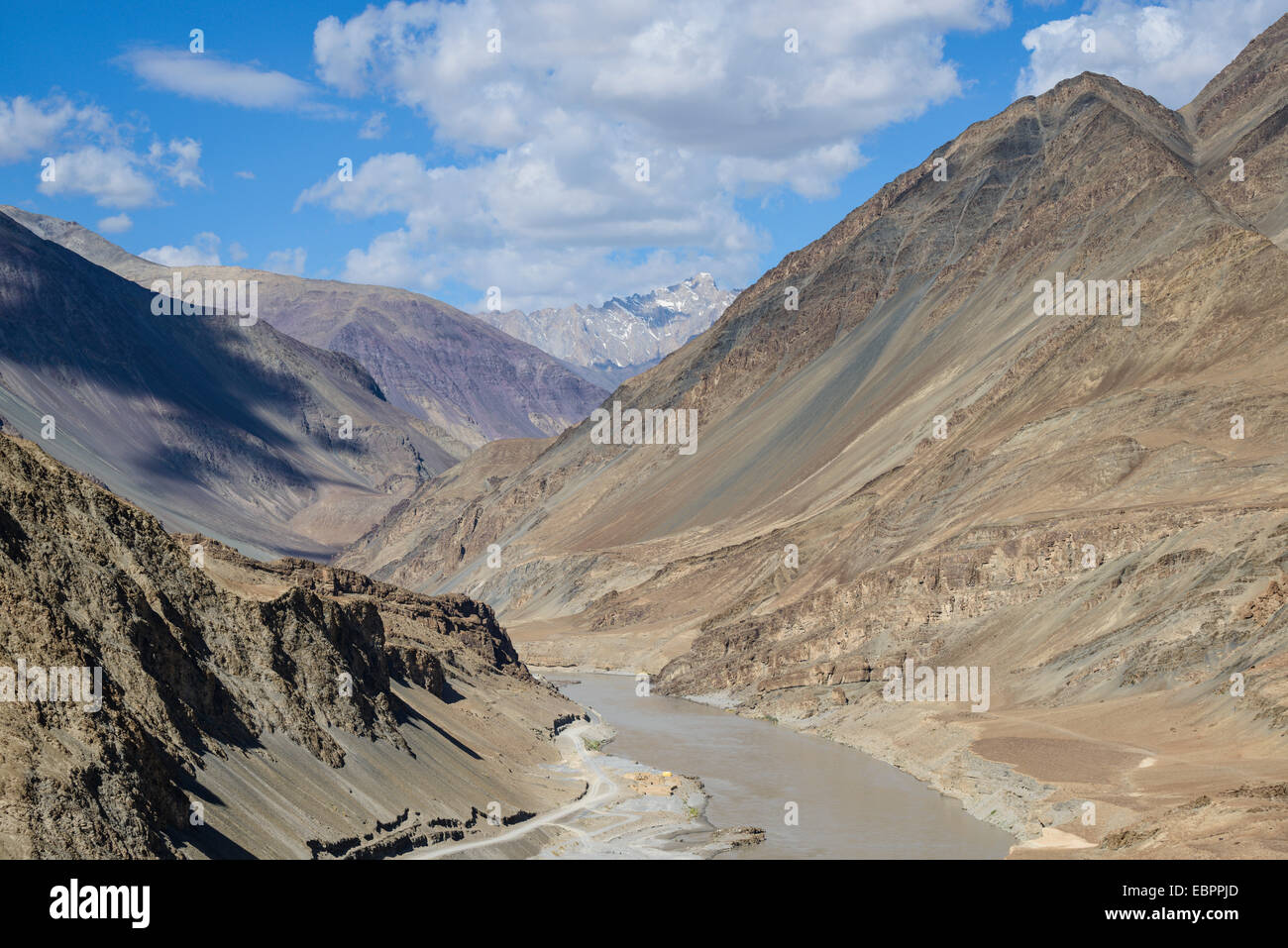 Die bergige Landschaft der Fluss Zanskar, Ladakh, Himalaya, Indien, Asien Stockfoto