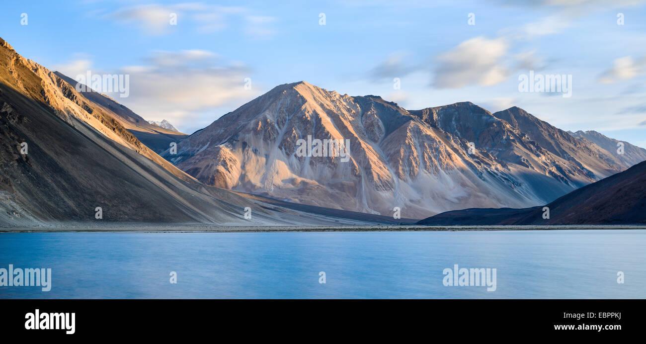 Zunächst Licht auf den Bergen flankieren die Tso Pangong See, Ladakh, Indien, Asien Stockfoto