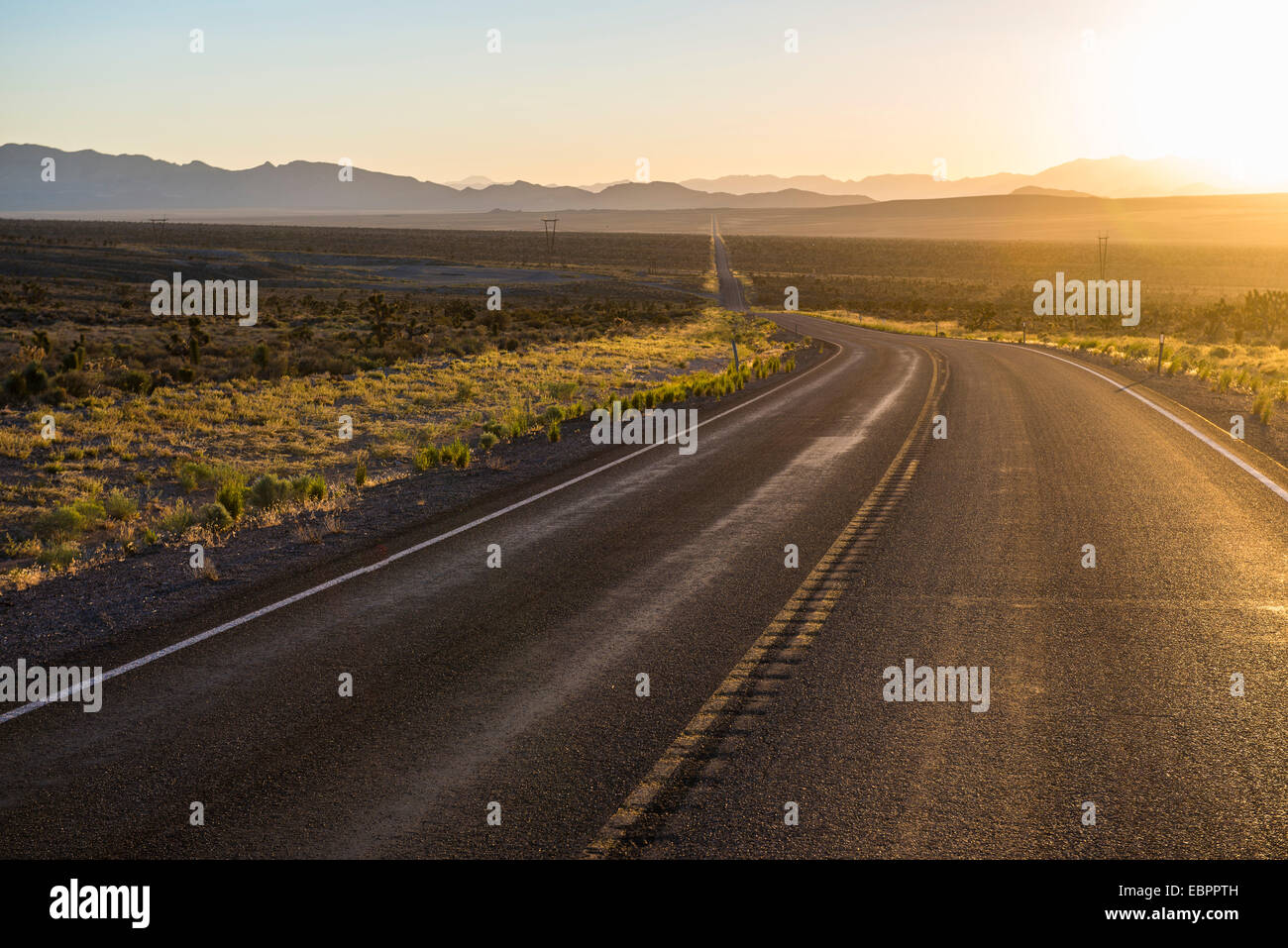 Lange kurvenreiche Straße bei Sonnenuntergang im östlichen Nevada, Vereinigte Staaten von Amerika, Nordamerika Stockfoto