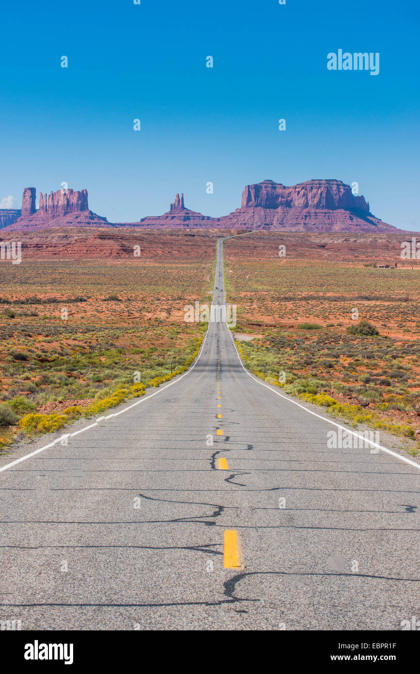 Lange Straße führt in das Monument Valley, Arizona, Vereinigte Staaten von Amerika, Nordamerika Stockfoto