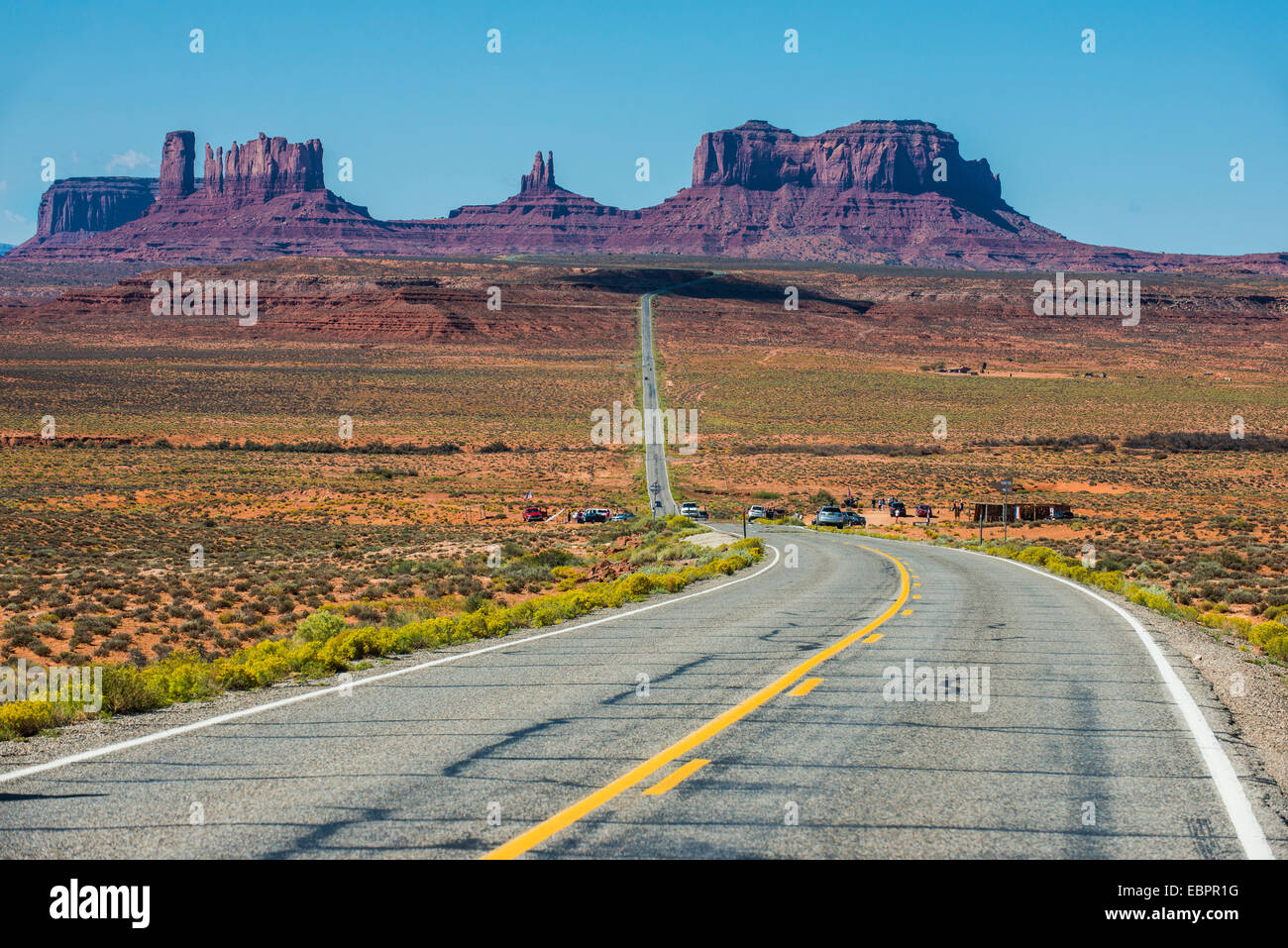 Lange Straße führt in das Monument Valley, Arizona, Vereinigte Staaten von Amerika, Nordamerika Stockfoto