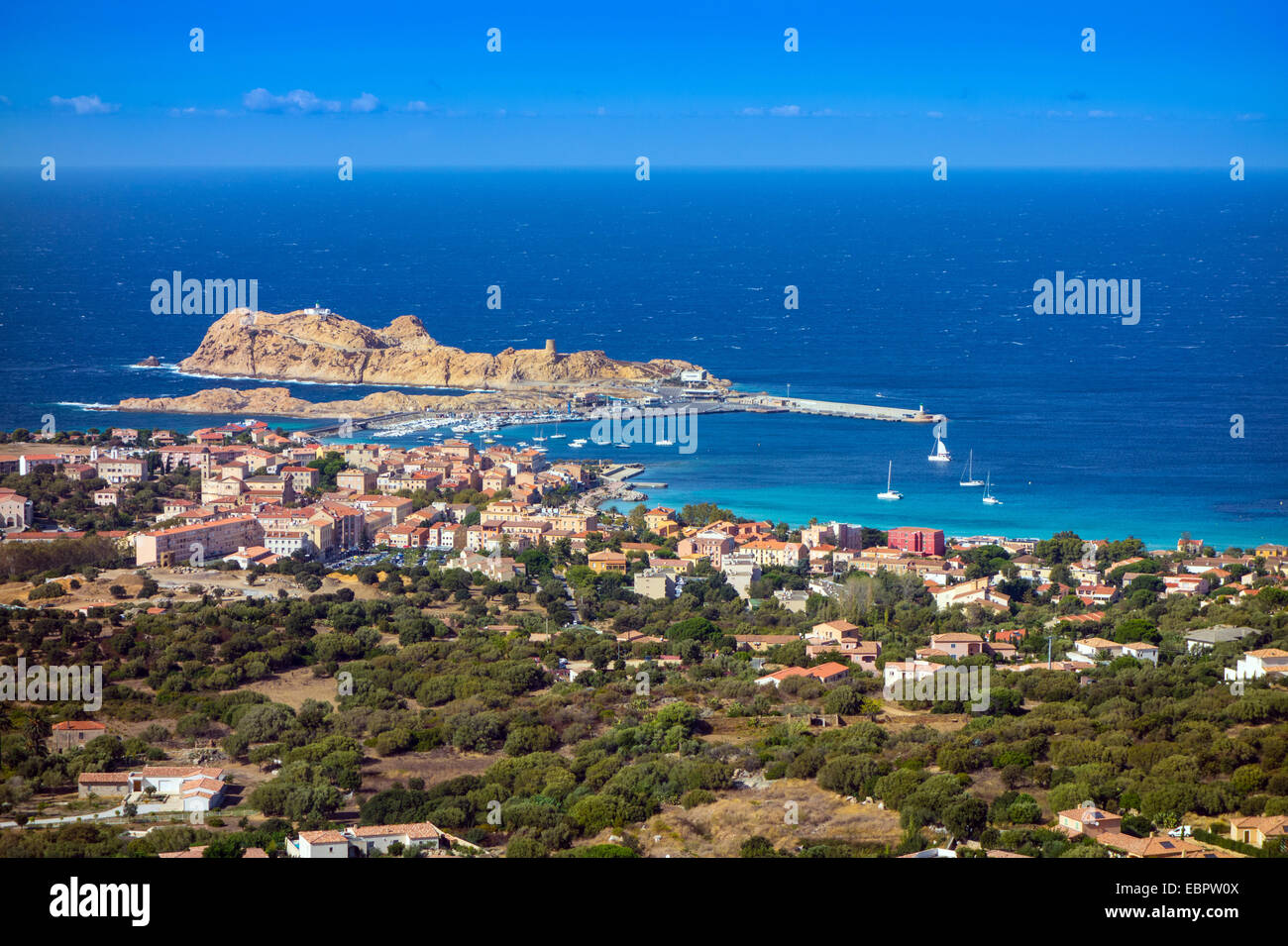 Felsige Vorgebirge und Hafen Hafen L' Ile-Rousse, Corsica Stockfoto