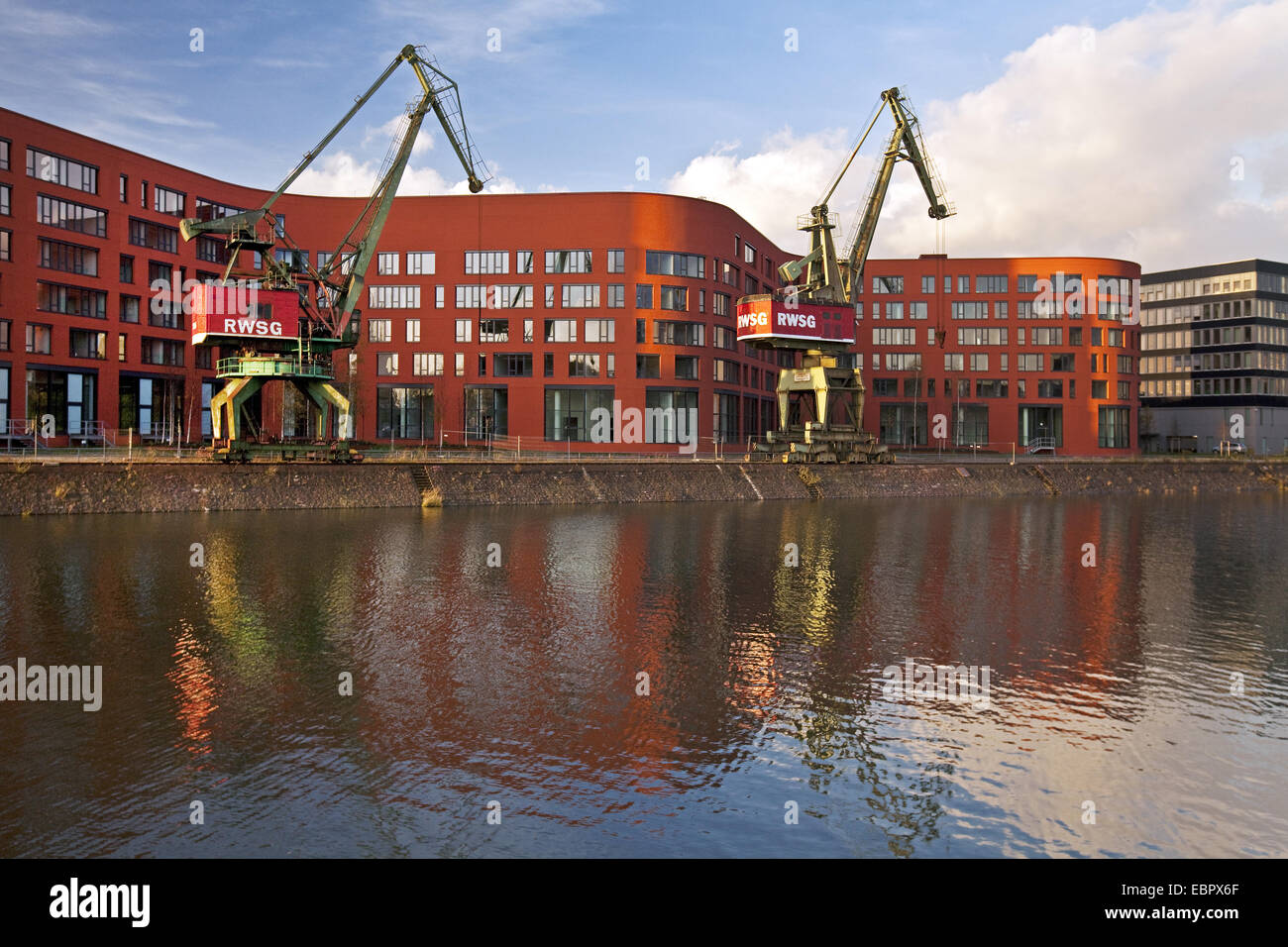 Duisburger Innenhafen mit NRW-Archiv und zwei Kräne, Duisburg, Ruhrgebiet, Nordrhein-Westfalen, Deutschland Stockfoto