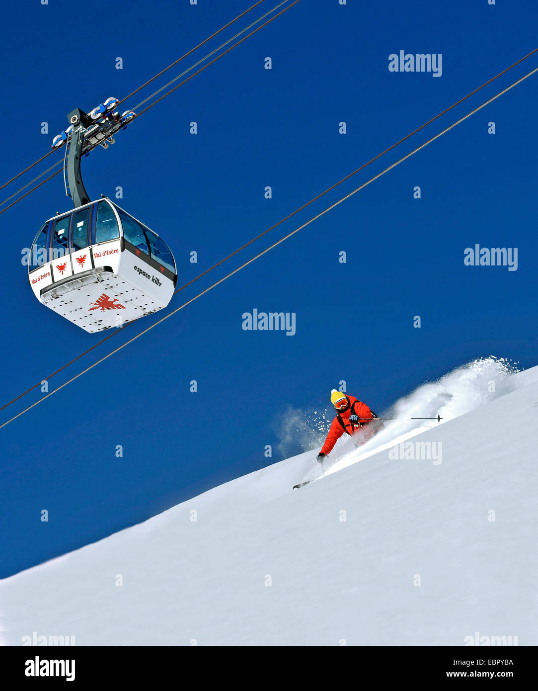Seilbahn und Skifahrer, Savoie, Frankreich, Tarentaise, Val d Isere Stockfoto