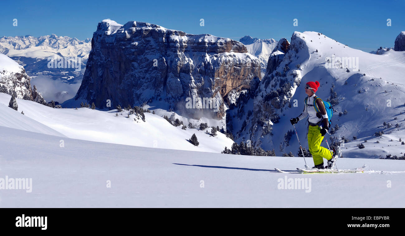 Skitouren in den Alpen, Mont Aiguille im Hintergrund, Frankreich, Vercors-Nationalpark Stockfoto