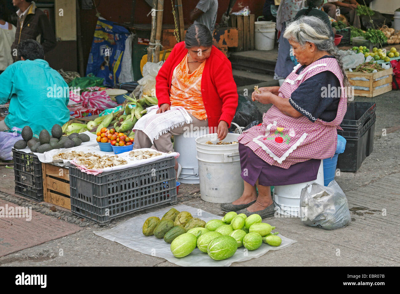 zwei Frauen am Marktplatz, Mexiko, Tepoztl n Stockfoto