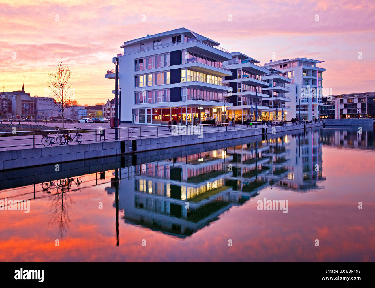 medizinisches Zentrum am Phoenix See im Abendlicht, Dortmund, Ruhrgebiet, Nordrhein-Westfalen, Deutschland Stockfoto