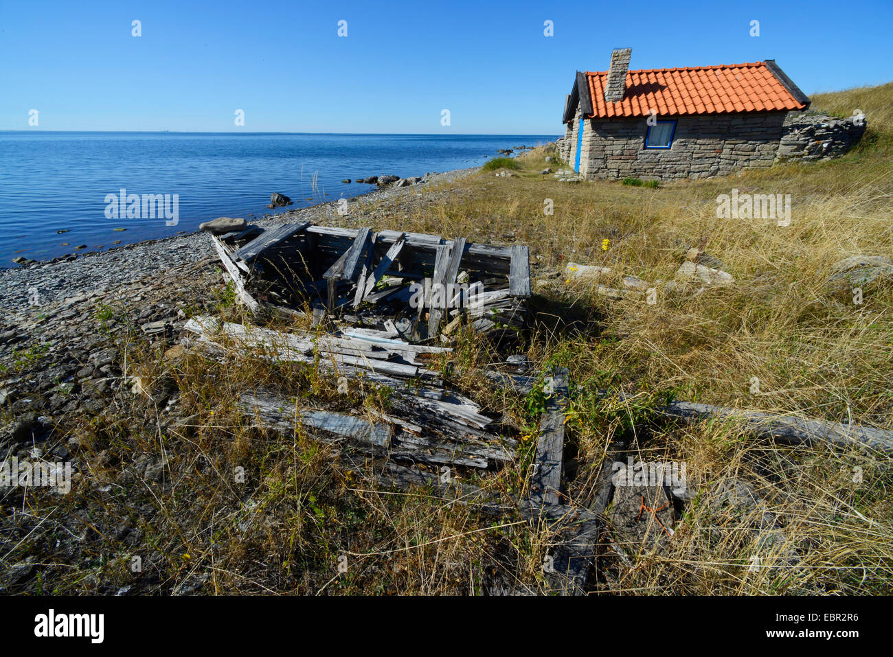 verwitterte Holzboot an der schwedischen Küste Oeland in Schweden, Oeland Stockfoto