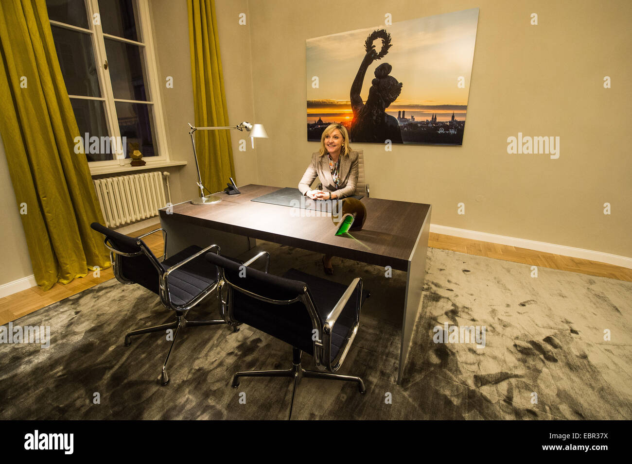 Prag, Tschechische Republik. 3. Dezember 2014. Bayerischen Staatsminister für europäische Angelegenheiten Beate Merk sitzt an einem Schreibtisch in der Bayerischen Repräsentanz in Prag, Tschechische Republik, 3. Dezember 2014. Nach einer jahrzehntelangen politischen Eiszeit eröffnet die Bayerische Staatsregierung eine Auslandsvertretung im benachbarten Tschechien. Die Repräsentanz dient als das "Bayerische Schaufenster in der Tschechischen Republik." Foto: ARMIN WEIGEL/Dpa/Alamy Live-Nachrichten Stockfoto