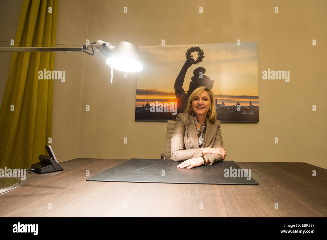 Prag, Tschechische Republik. 3. Dezember 2014. Bayerischen Staatsminister für europäische Angelegenheiten Beate Merk sitzt an einem Schreibtisch in der Bayerischen Repräsentanz in Prag, Tschechische Republik, 3. Dezember 2014. Nach einer jahrzehntelangen politischen Eiszeit eröffnet die Bayerische Staatsregierung eine Auslandsvertretung im benachbarten Tschechien. Die Repräsentanz dient als das "Bayerische Schaufenster in der Tschechischen Republik." Foto: ARMIN WEIGEL/Dpa/Alamy Live-Nachrichten Stockfoto