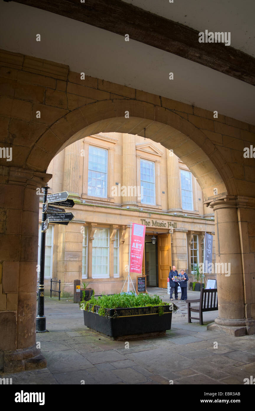 Shrewsbury Museum and Art Gallery gesehen durch einen Bogen von der Town Hall Square, Shrewsbury, Shropshire, England. Stockfoto