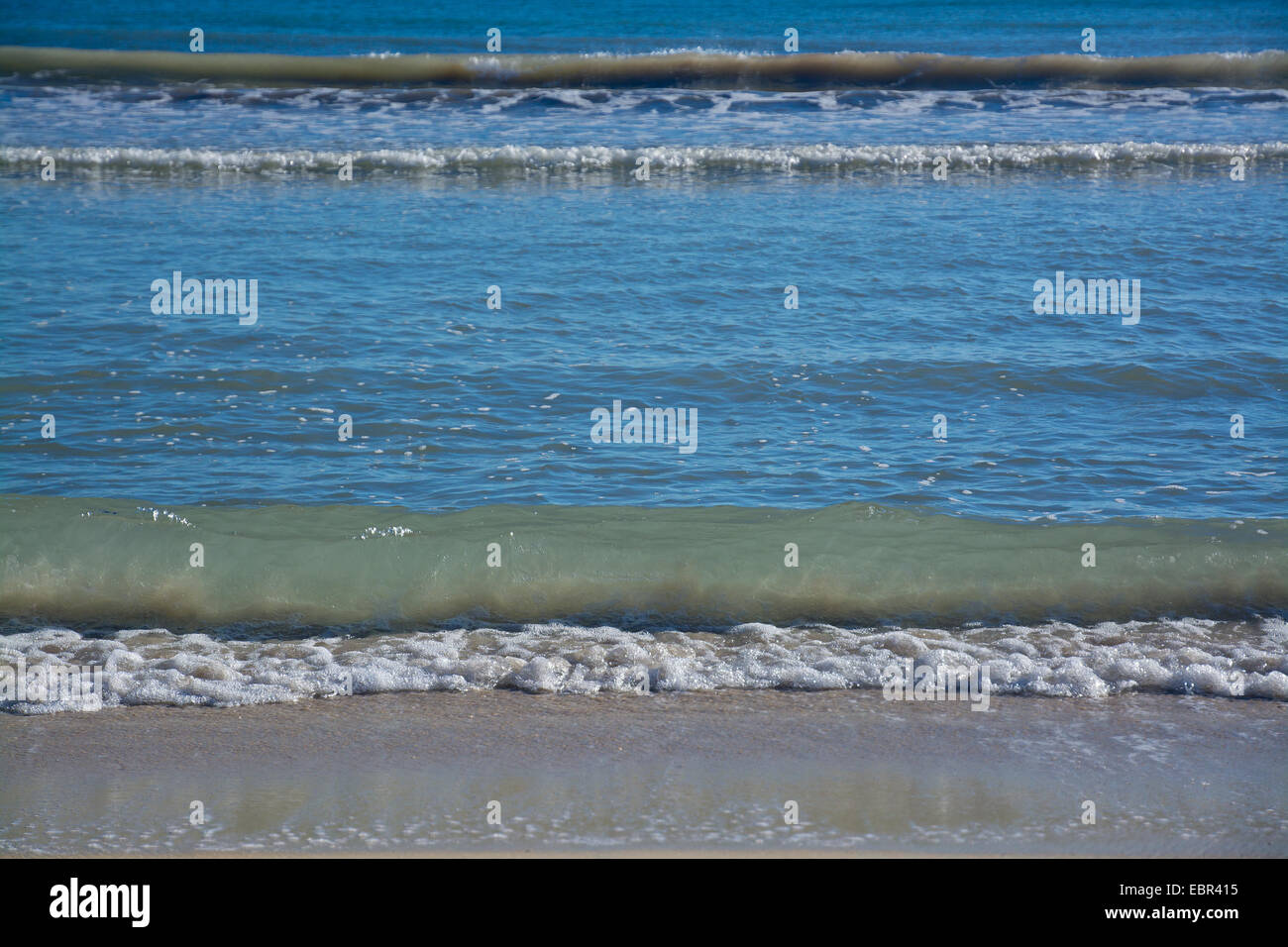 Klares Wasser und Wellen in einem Muster am Strand am Mittelmeer. Mallorca, Balearen, Spanien Stockfoto
