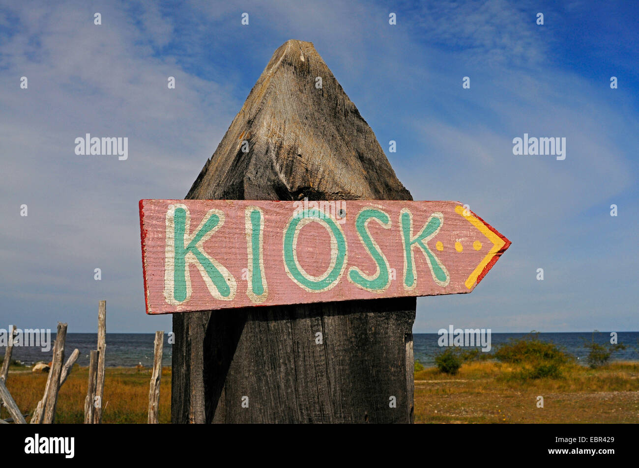 Holzschild "Kiosk", Schweden, Gotland Stockfoto