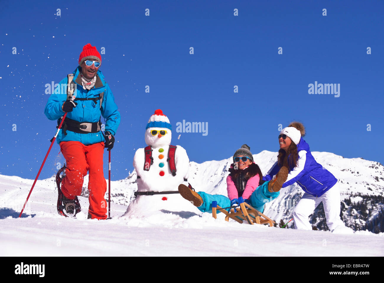 Familie im Urlaub im Schnee, Frankreich Stockfoto