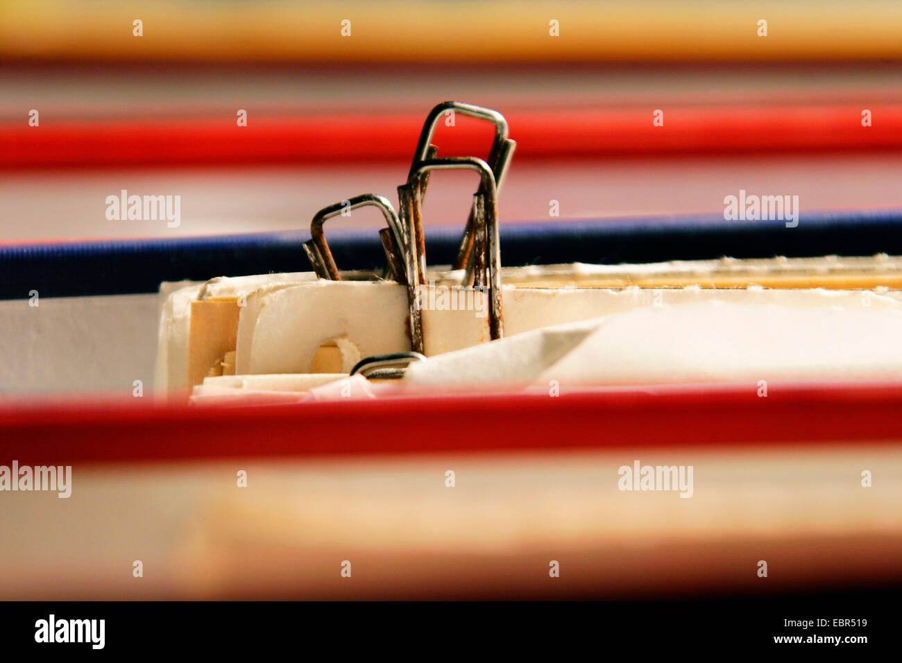 rostige Büroklammern fixieren Blatt Papier in eine Datei Stockfoto