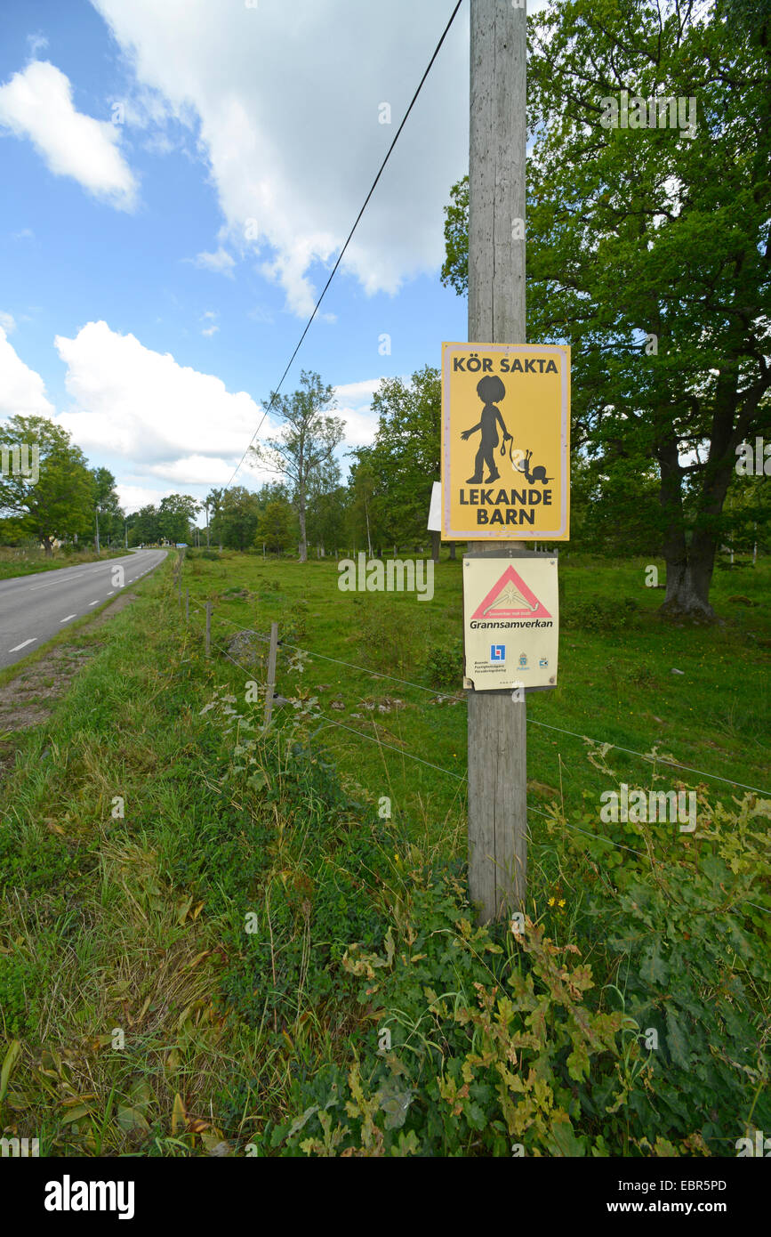 Vorsicht spielende Kinder am Straßenrand, Schweden, Smaland zu unterzeichnen Stockfoto