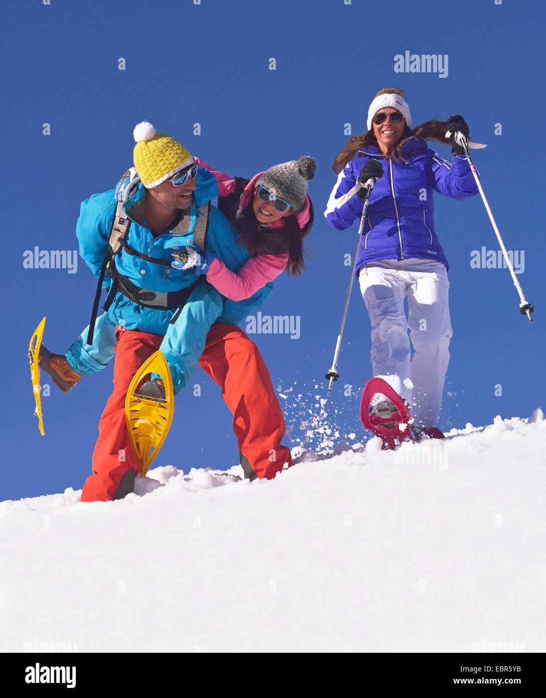 glückliche Familie mit Schneeschuhen, Frankreich Stockfoto