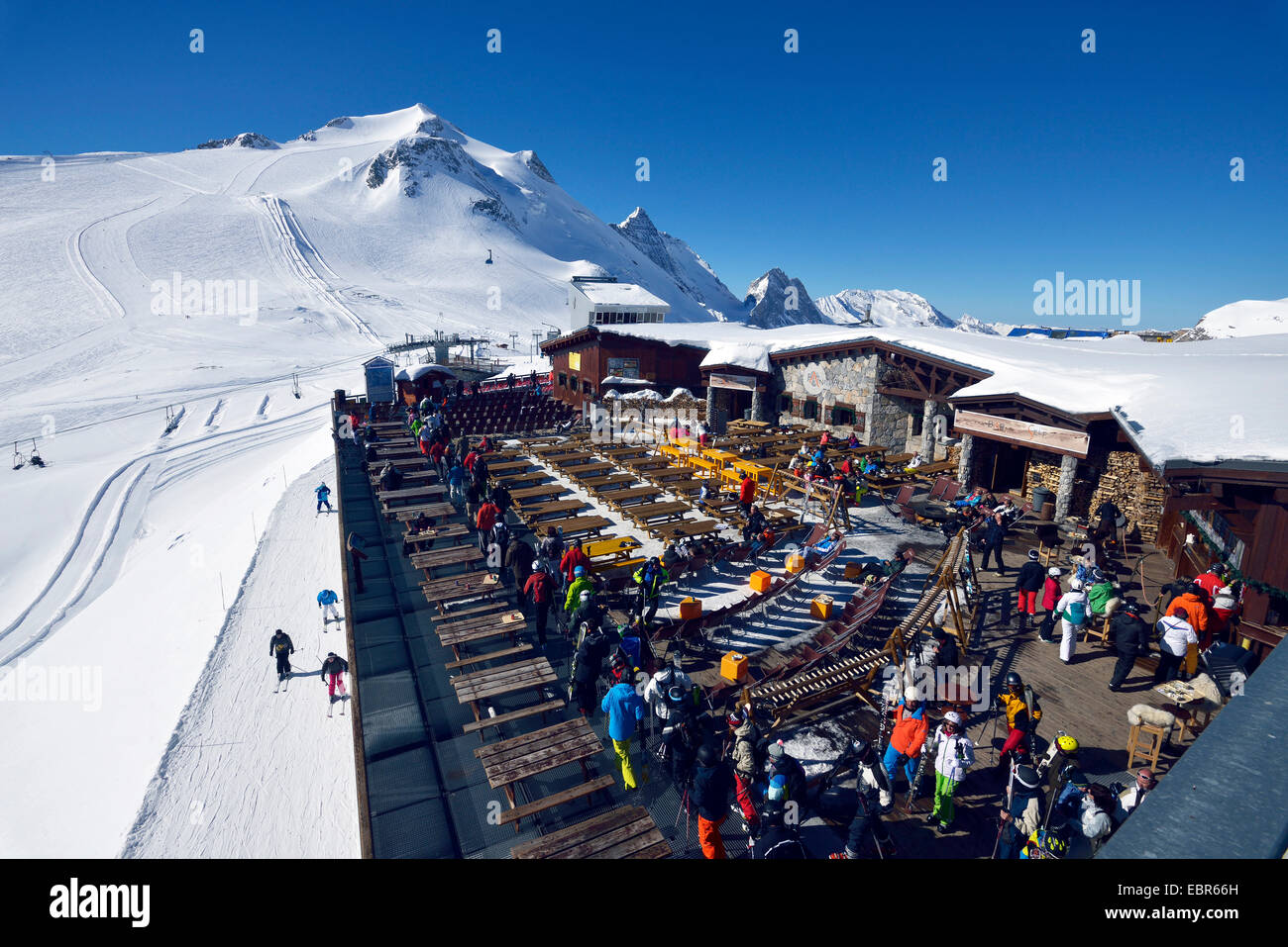 Panorama-Restaurant und Blick richten Sie auf 3000 m im Skigebiet Tignes, Frankreich, Savoie Stockfoto