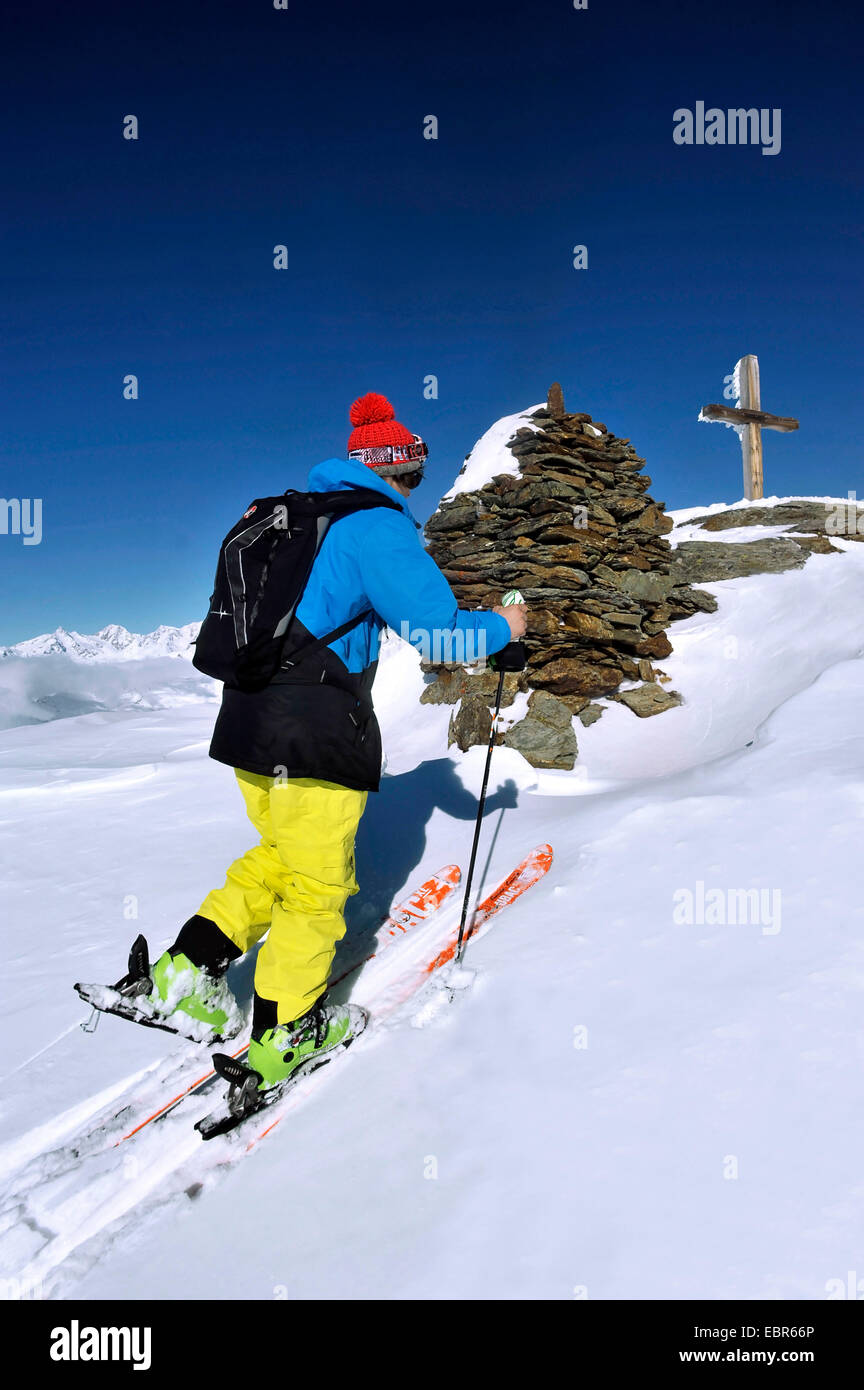 Skitouren, das Kreuz auf dem Gipfel eines Berges in Sainte-Foy-Tarentaise, Frankreich, Savoie Stockfoto