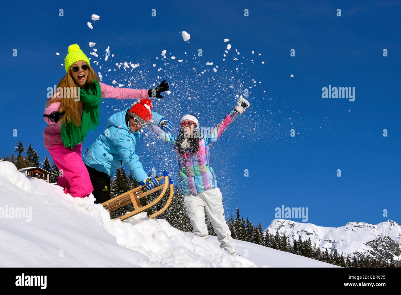 Jugendliche in einer guten Stimmung amüsant sich im Schnee, Frankreich Stockfoto