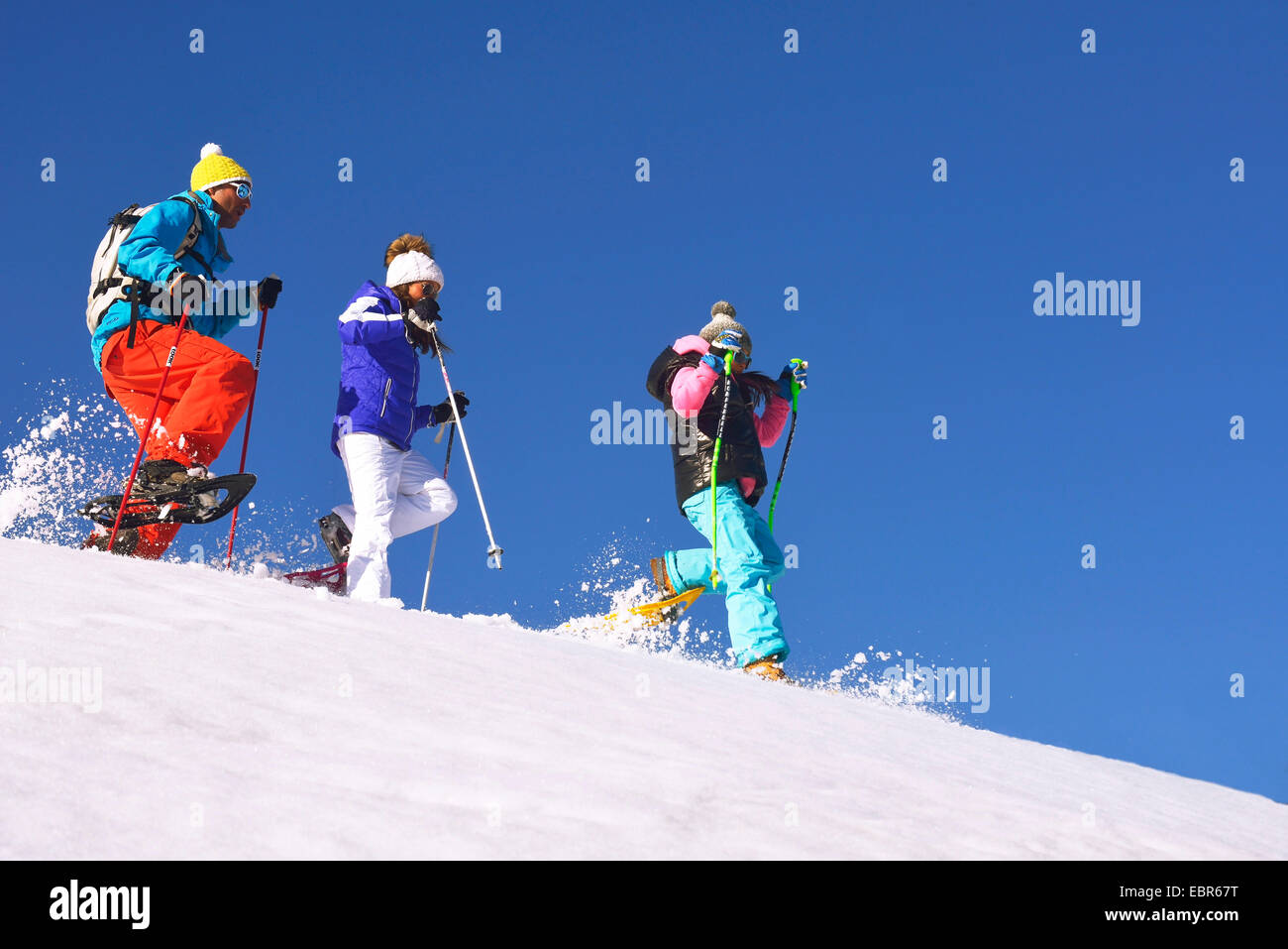 Familie Schneeschuhwandern, Frankreich Stockfoto