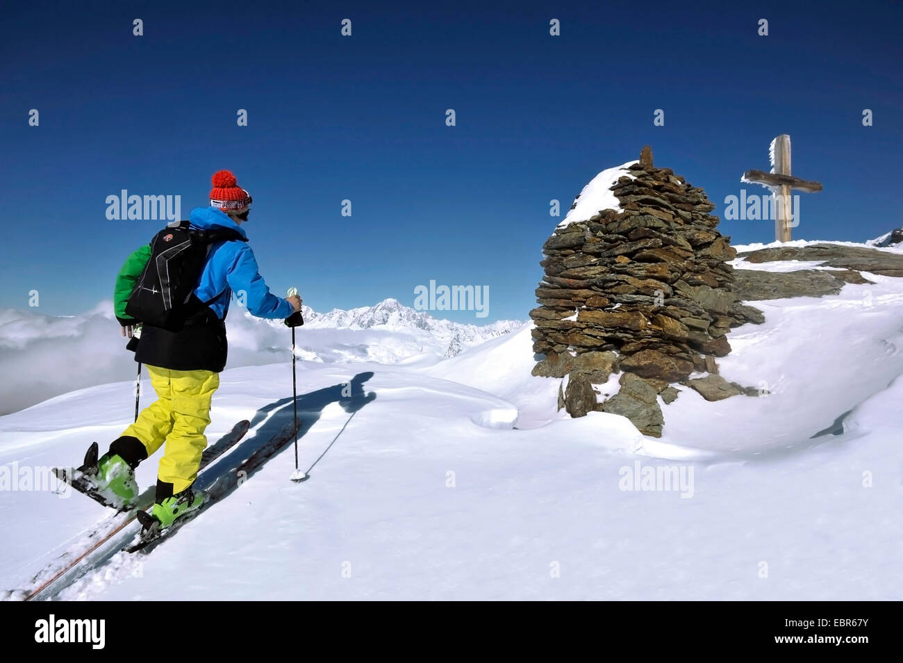 Skitouren, das Kreuz auf dem Gipfel eines Berges in Sainte-Foy-Tarentaise, Frankreich, Savoie Stockfoto