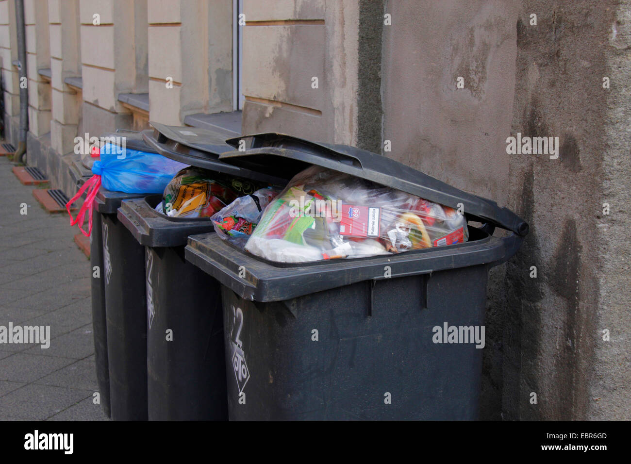 überfüllte Mülleimer, Deutschland, Brandenburg Stockfoto