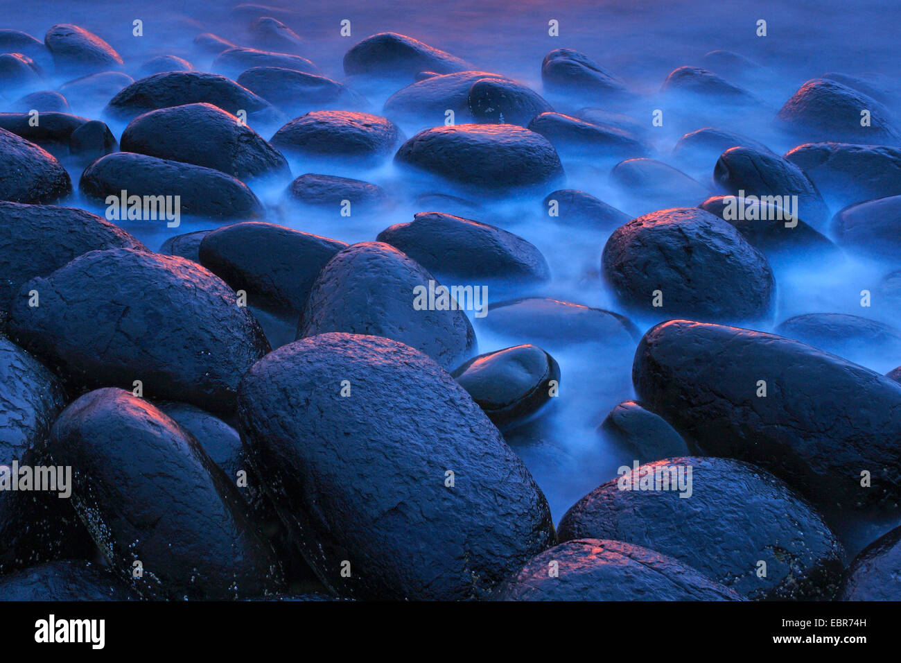 Kieselsteine am Strand am Abend, Vereinigtes Königreich Stockfoto