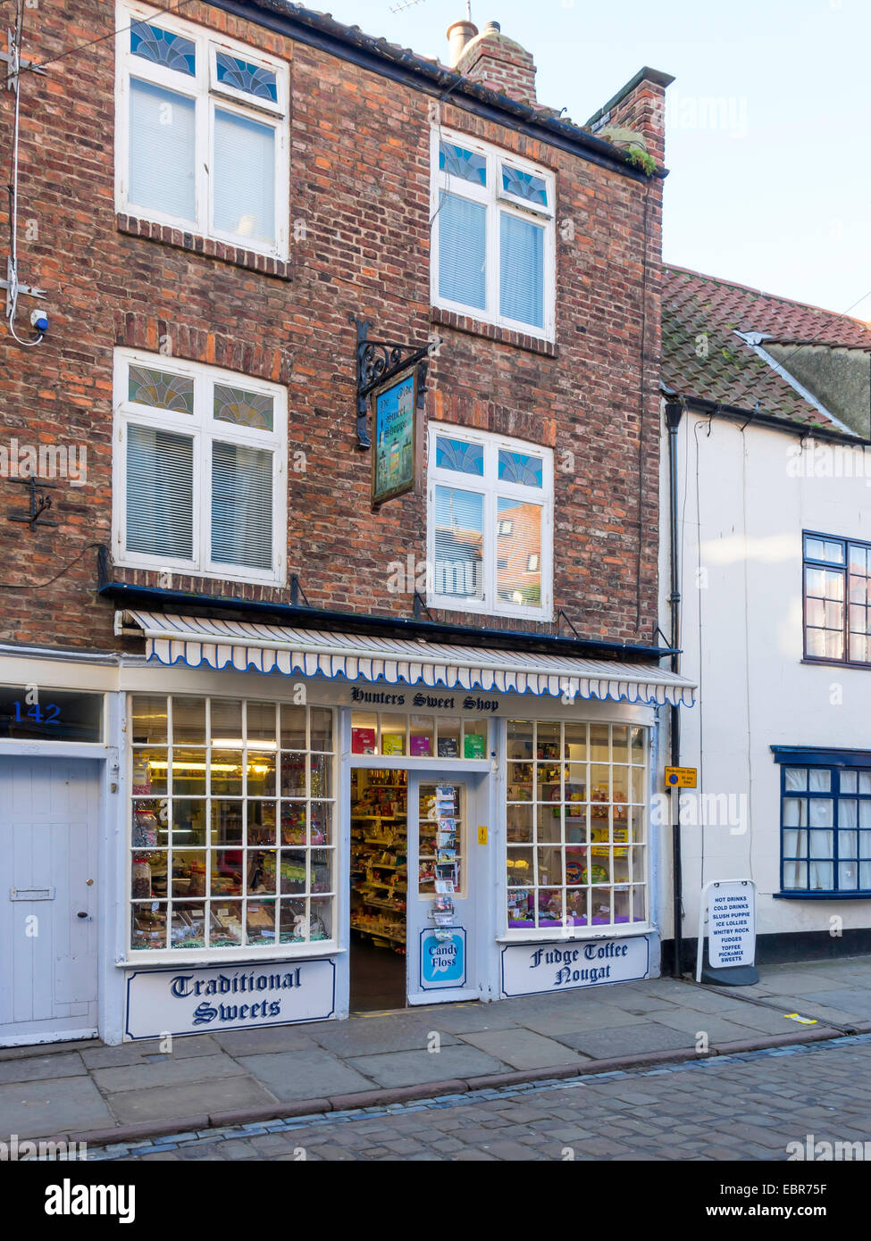 Hunter ist eine kleine traditionelle Konditorei Verkauf aller Arten von altmodischen Bonbons und Süßigkeiten in Kirche Straße Whitby Stockfoto